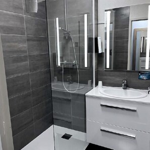 Eco-friendly toiletries, hair dryer, bidet, towels - Kyriad Laon (Laon)