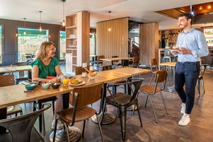 Desayuno buffet diario (EUR 12 por persona)