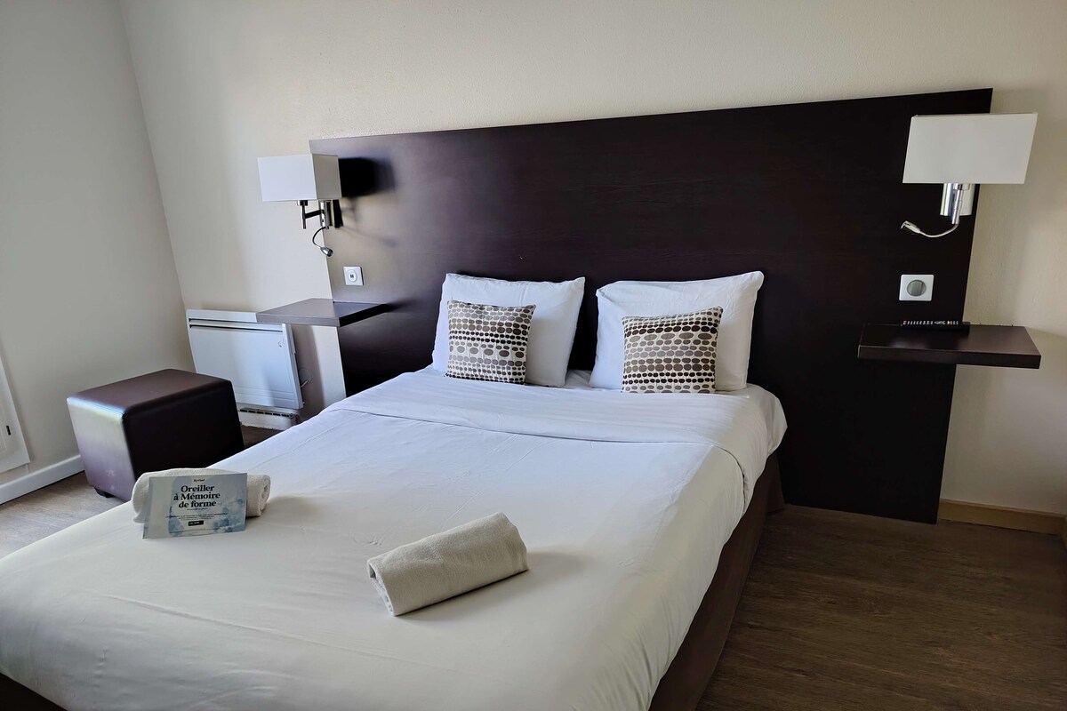 Standard Room, 1 Double Bed | Desk, laptop workspace, soundproofing, iron/ironing board (on request)