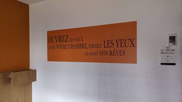 A wall with a sign in French.