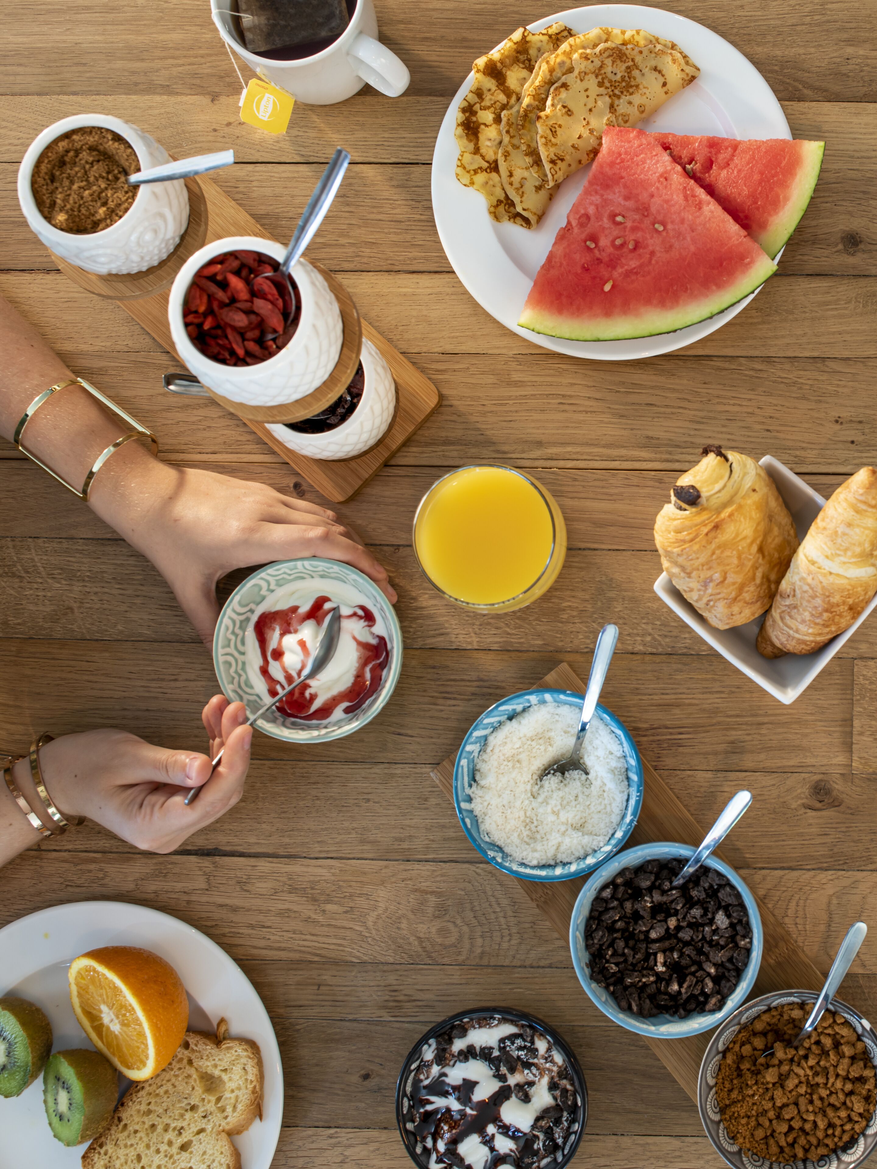 Una mesa de desayuno con diversos alimentos y bebidas.