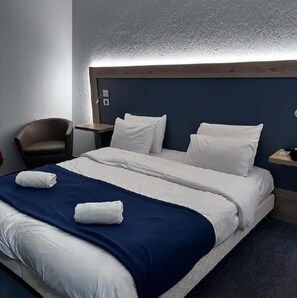 Schreibtisch, laptopgeeigneter Arbeitsplatz, schallisolierte Zimmer