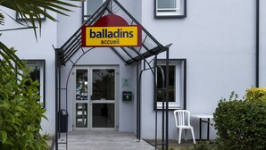 A building entrance with a sign reading "balladins accueil". - Initial by Balladins St Quentin/Gauchy (Gauchy)