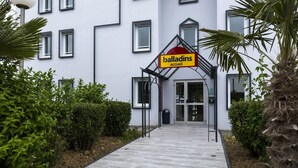 A building with a sign reading "balladins accueil" at the entrance. - Initial by Balladins St Quentin/Gauchy (Gauchy)