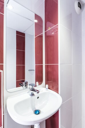 Bathroom sink - Initial by Balladins St Quentin/Gauchy (Gauchy)