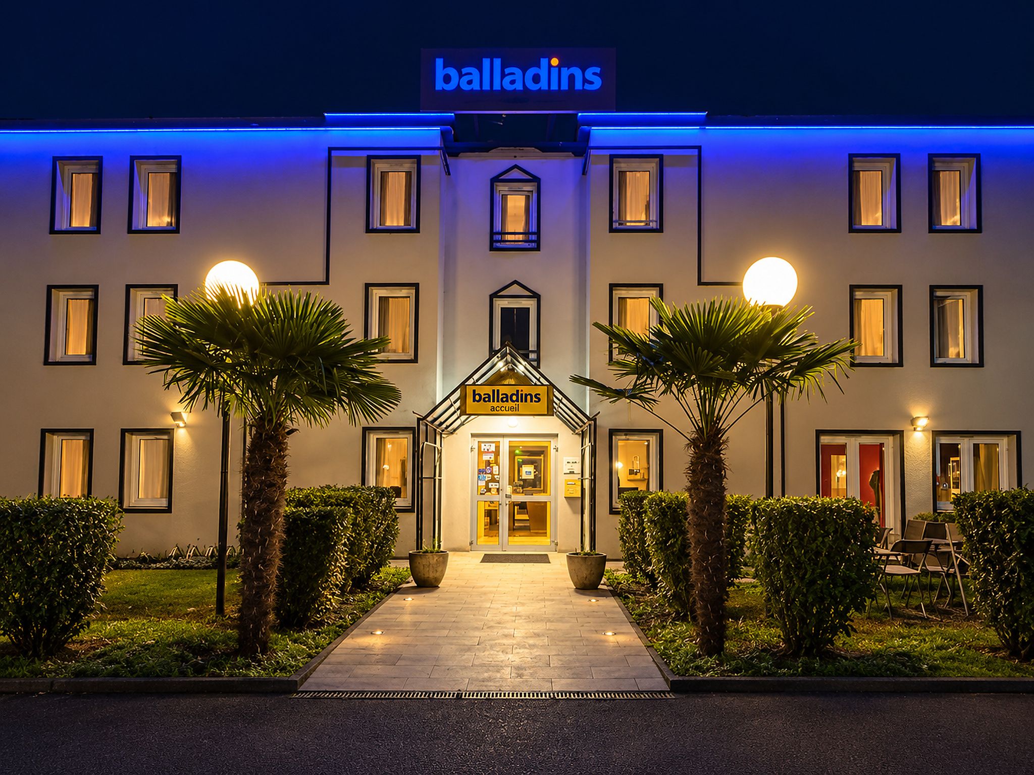 A hotel entrance with a sign reading 'balladins' and a welcoming archway.