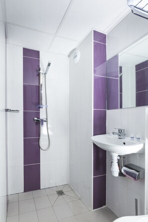 تجهيزات دش، مستلزمات مجانية للعناية الشخصية، مناشف