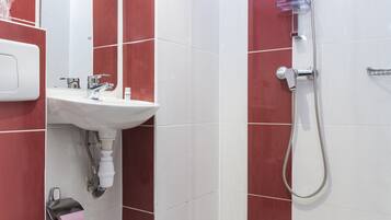 Um banheiro moderno com vaso sanitário, pia e chuveiro.