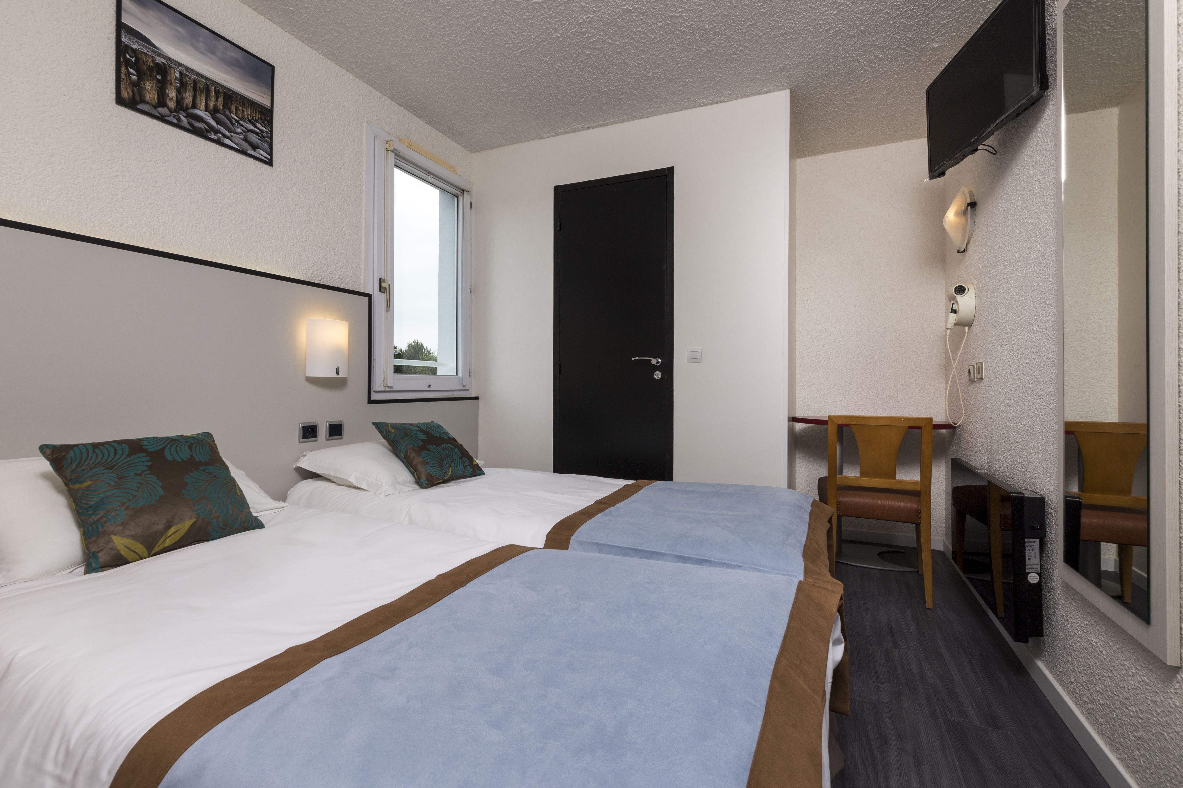 Laptop workspace, WiFi (free), bed sheets