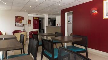 Petit déjeuner buffet (7.90 EUR par personne)