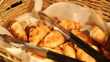 Se ofrece un desayuno completo todos los días (por un coste adicional)