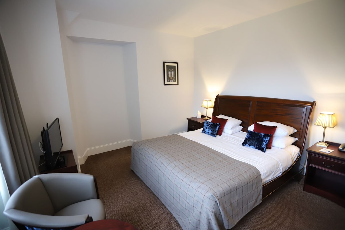 1 bedroom, desk, iron/ironing board (on request), cribs (free)