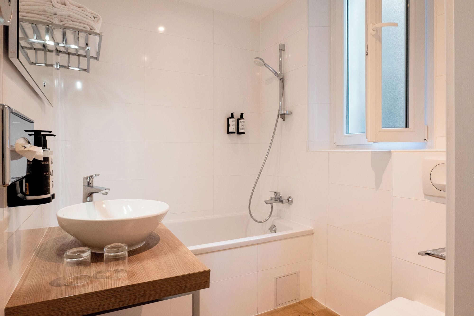 Douche, articles de toilette (gratuits), séchoir à cheveux