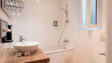 Douche, articles de toilette (gratuits), séchoir à cheveux
