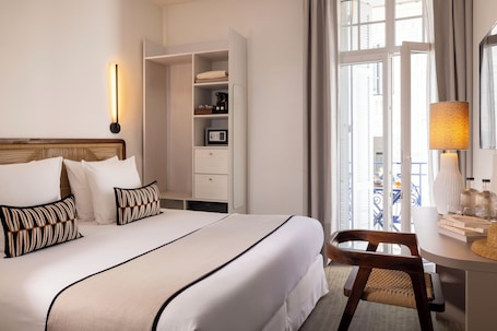 Laptop workspace, iron/ironing board, free cots/infant beds, free WiFi. Crisol Belle Epoque