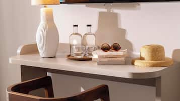 Espacio para trabajar con laptop y tabla de planchar con plancha