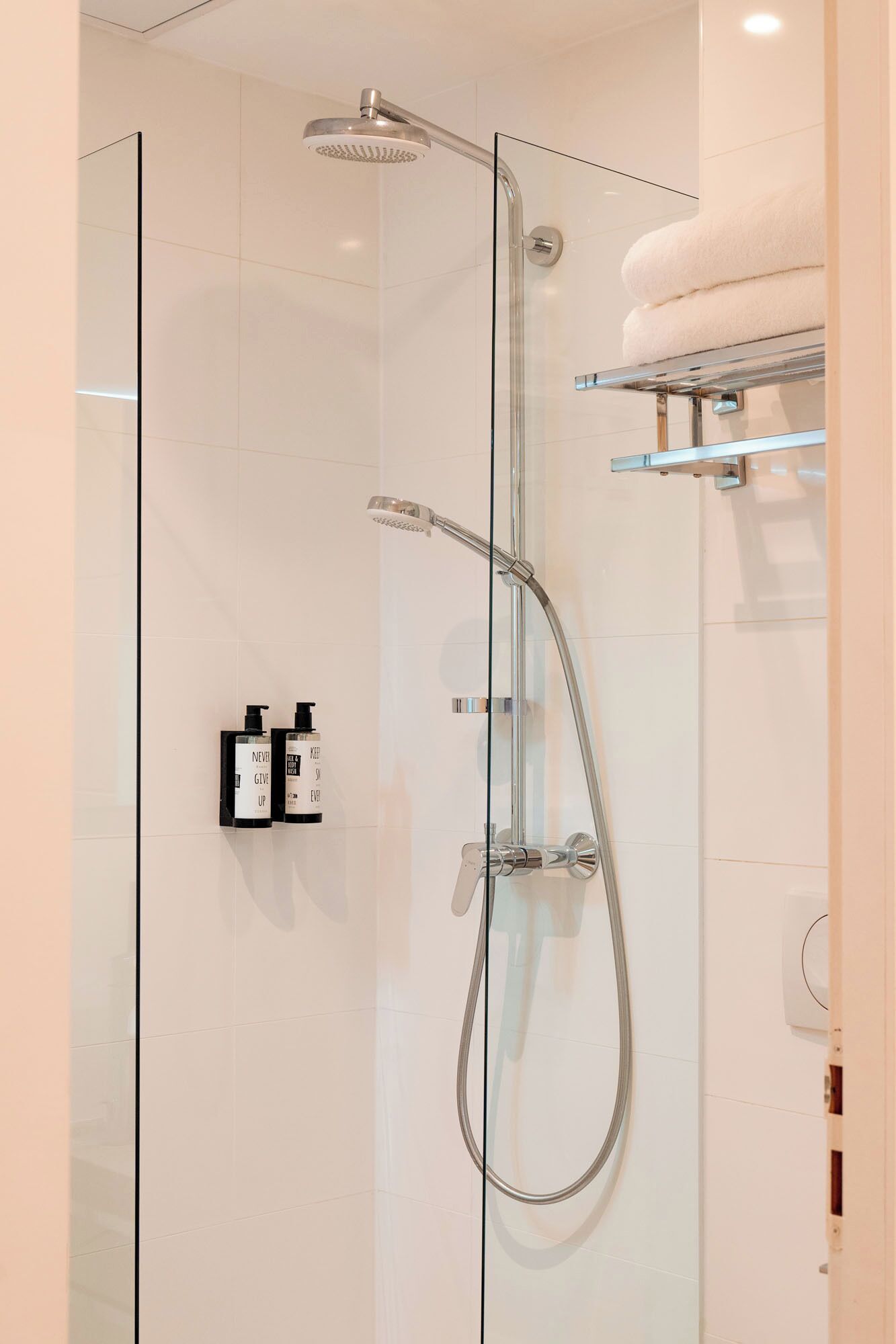 Douche, articles de toilette gratuits, sèche-cheveux