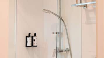 Douche, articles de toilette gratuits, sèche-cheveux