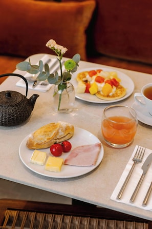Sarapan bufet setiap hari (EUR 14 seorang)