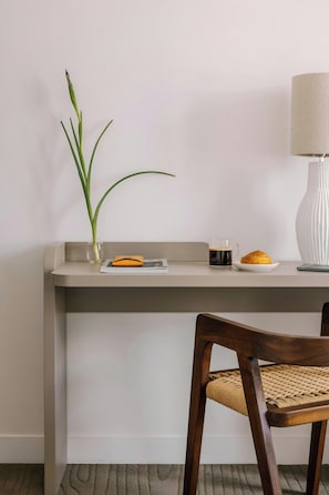 Quarto superior, 1 cama King | Espaço de trabalho para notebook, ferros/tábuas de passar roupa