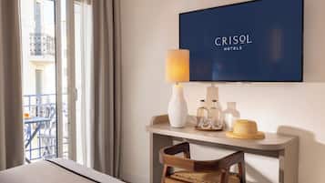 Espacio para trabajar con laptop y tabla de planchar con plancha