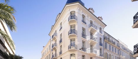 Vista frontal de la propiedad