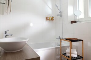 Shower, free toiletries, hair dryer, towels - Crisol Belle Epoque (Cannes)