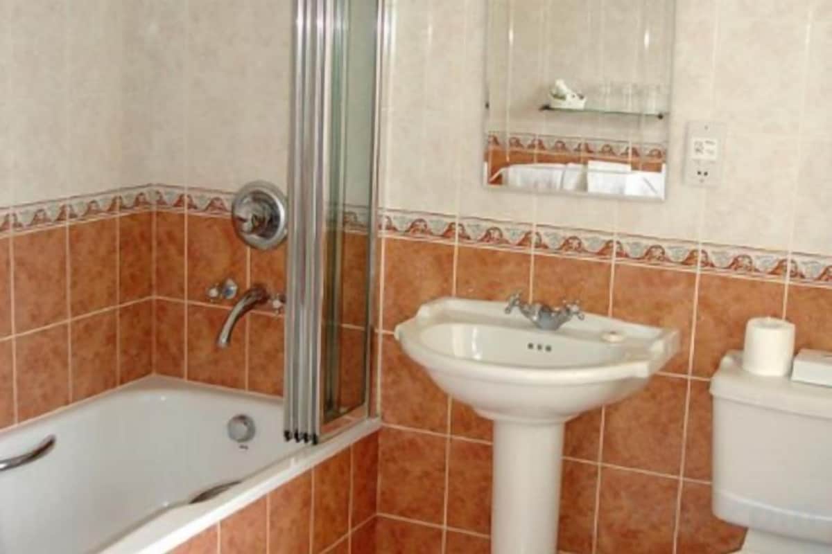 Bathroom | Free toiletries, hair dryer, towels