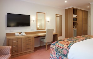 Club Standard Room | In-room safe, desk, soundproofing, iron/ironing board - Arundel House Hotel (Cambridge)
