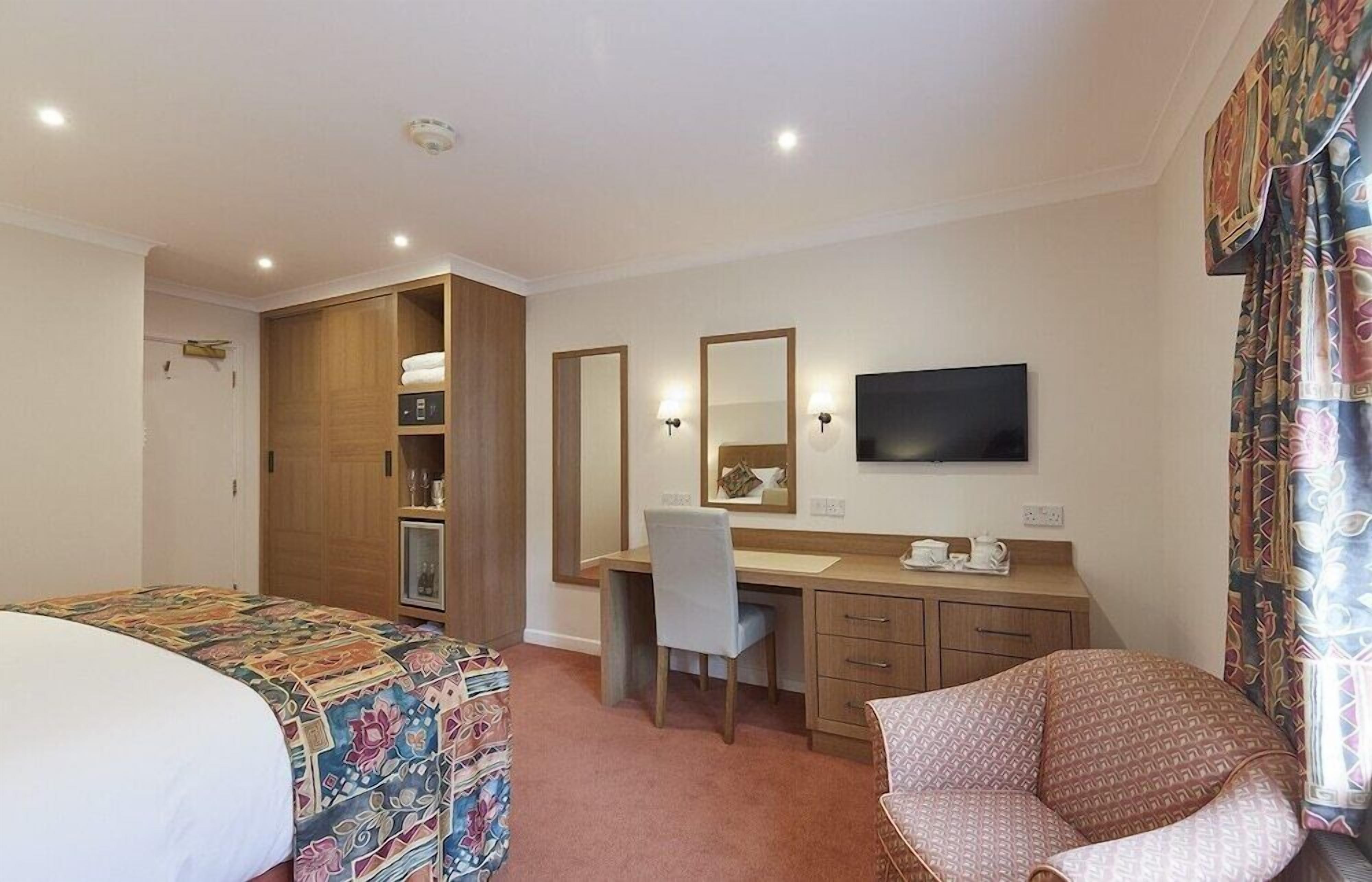 In-room safe, desk, soundproofing, iron/ironing board
