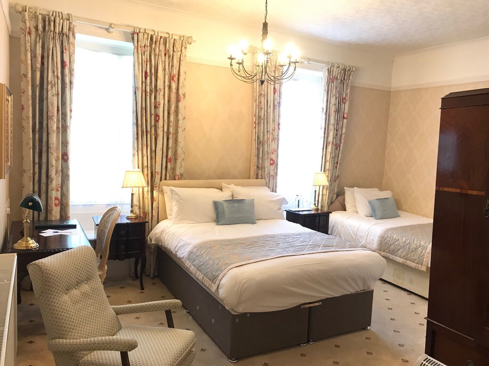 Ropa de cama hipoalergénica, escritorio y tabla de planchar con plancha 