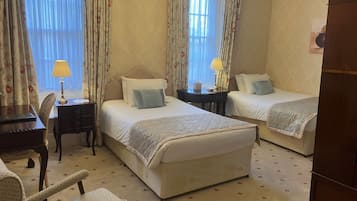 Ropa de cama hipoalergénica, escritorio y tabla de planchar con plancha