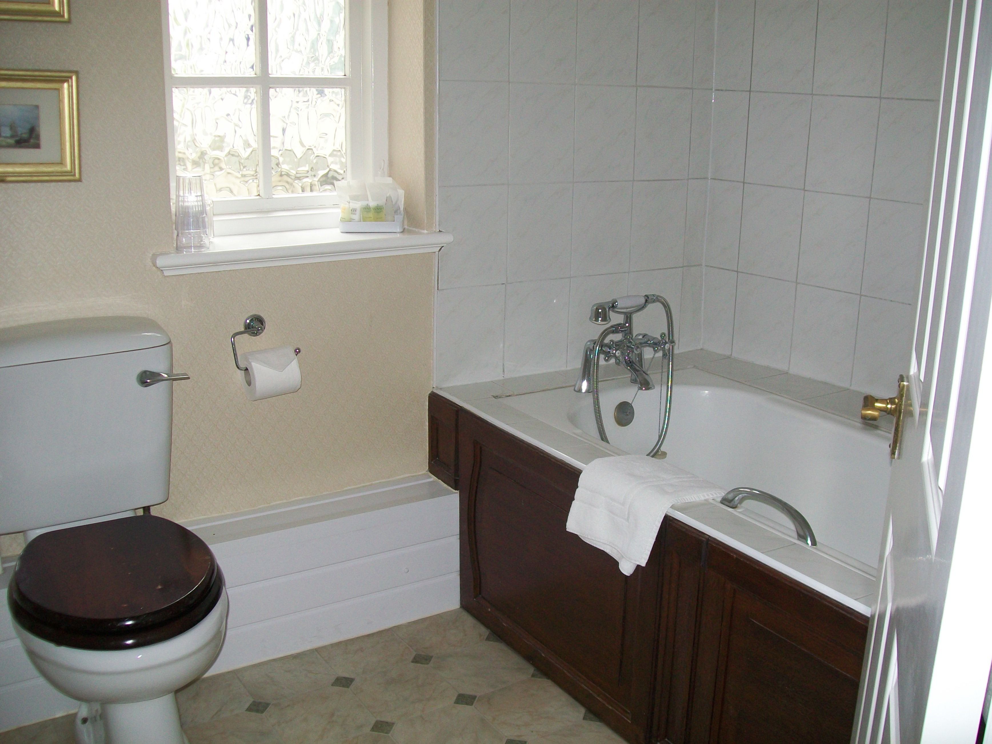 Habitación doble | Baño | Ducha, artículos de higiene personal gratuitos y secador de pelo