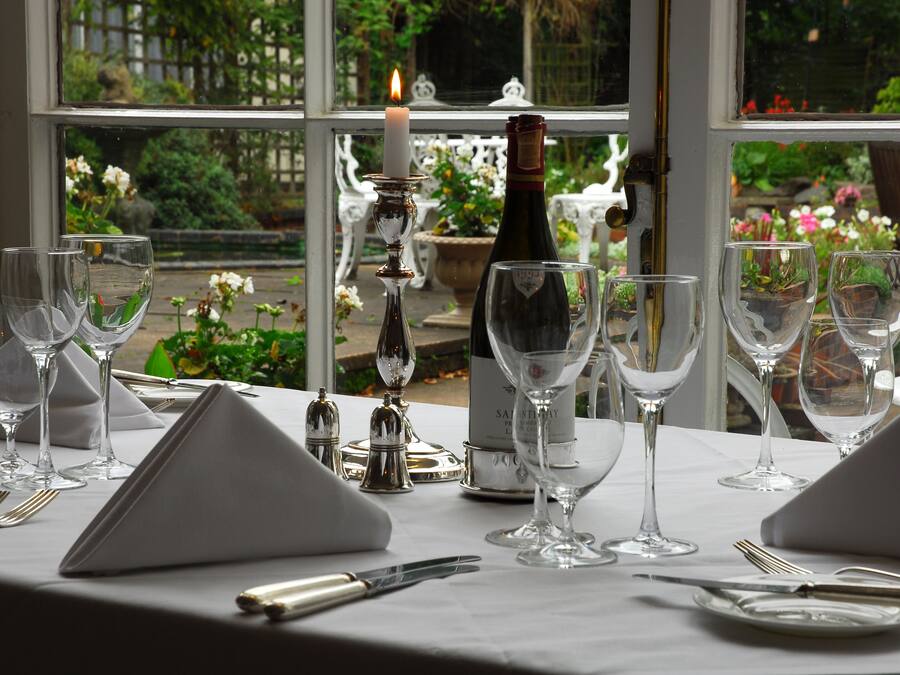 Melayani makan malam