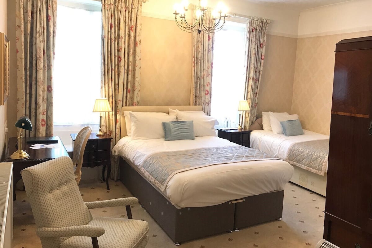 Dobbeltværelse med dobbeltseng eller 2 enkeltsenge | Allergivenligt sengetøj, skrivebord, strygejern/strygebræt, gratis Wi-Fi