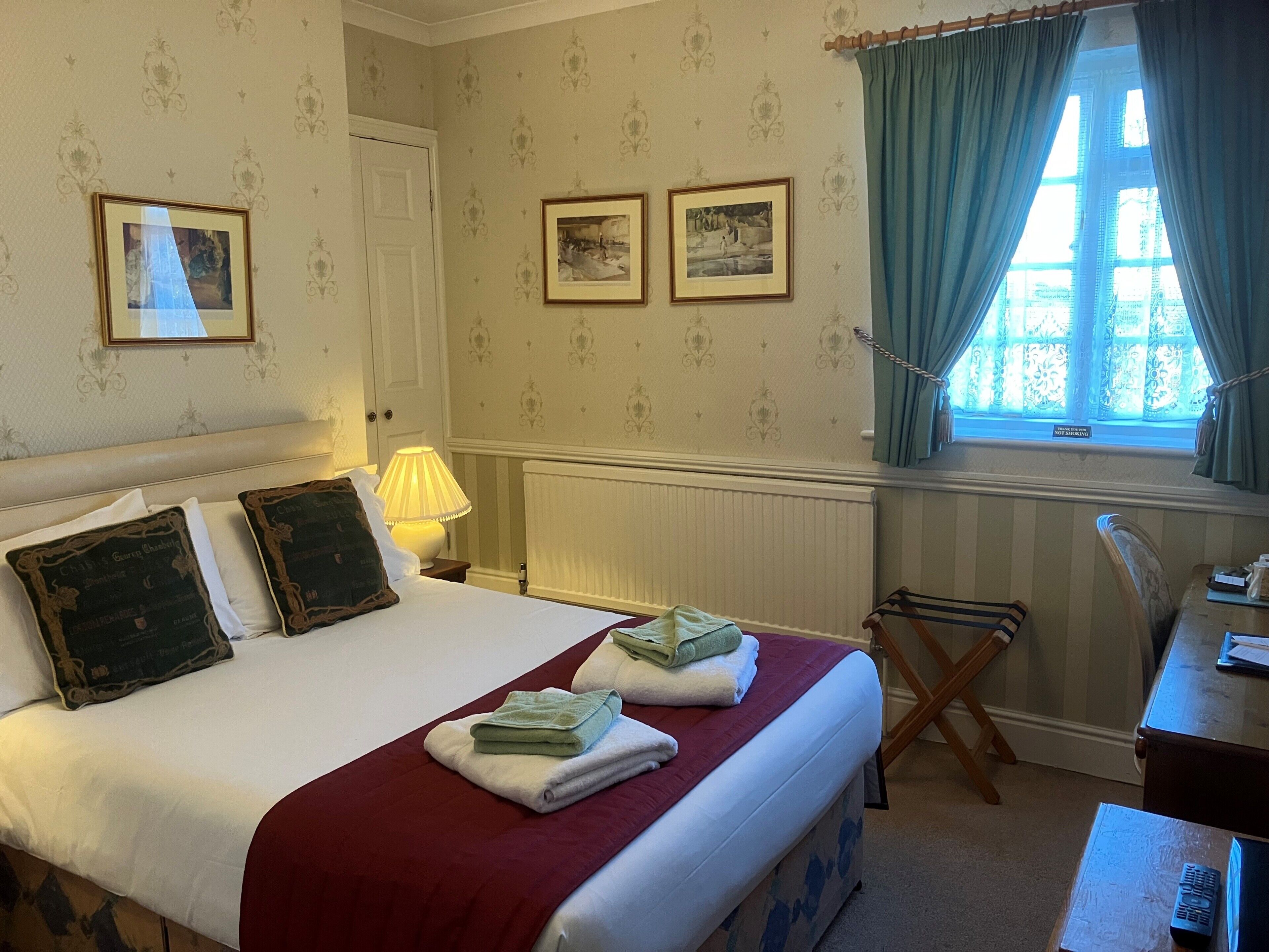 Hypo-allergenic bedding, desk, iron/ironing board, free WiFi