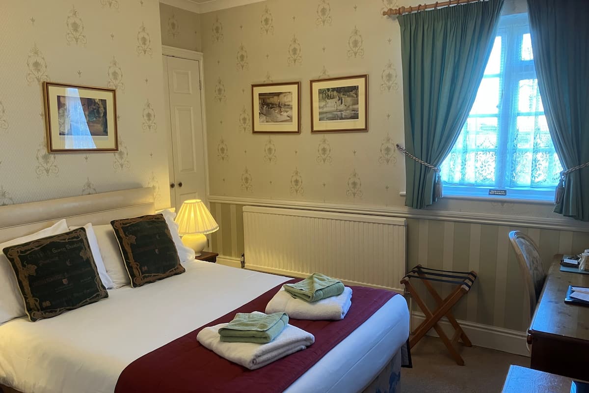 Hypo-allergenic bedding, desk, iron/ironing board, free WiFi