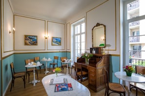 Daily continental breakfast (EUR 8 per person)