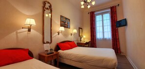Premium bedding, memory-foam beds, individually decorated - Hôtel Louvia (Menton)