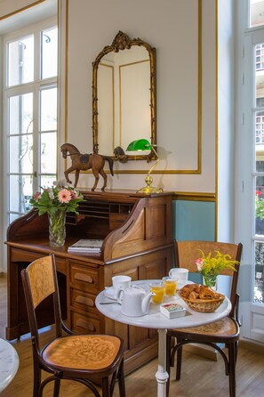 Petit déjeuner continental (8 EUR par personne)