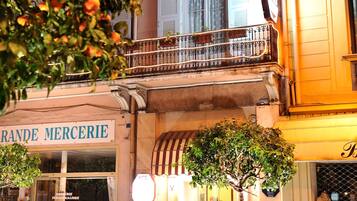 Façade de lâhĂ©bergement - soirĂ©e/nuit