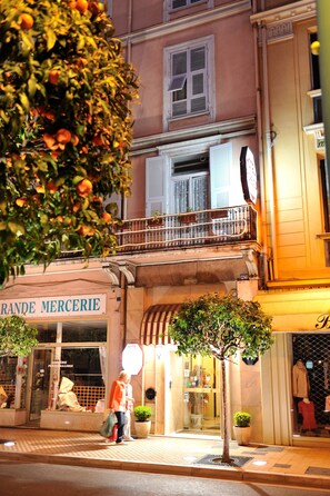 Façade de lâhĂ©bergement - soirĂ©e/nuit