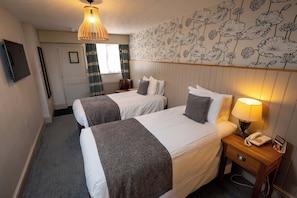 Desk, iron/ironing board, free WiFi - The Cedars Inn by Greene King Inns (Barnstaple)