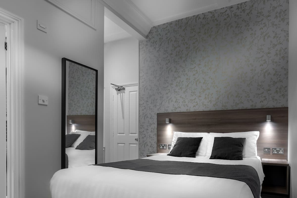 Habitación económica doble | 1 dormitorio, escritorio, cortinas opacas y wifi gratis