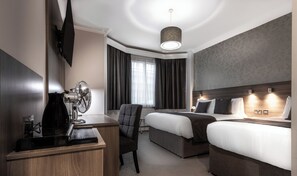 Chambre triple Standard, Plusieurs lits | Bureau, rideaux d’obscurcissement, accès au Wi-Fi (inclus)