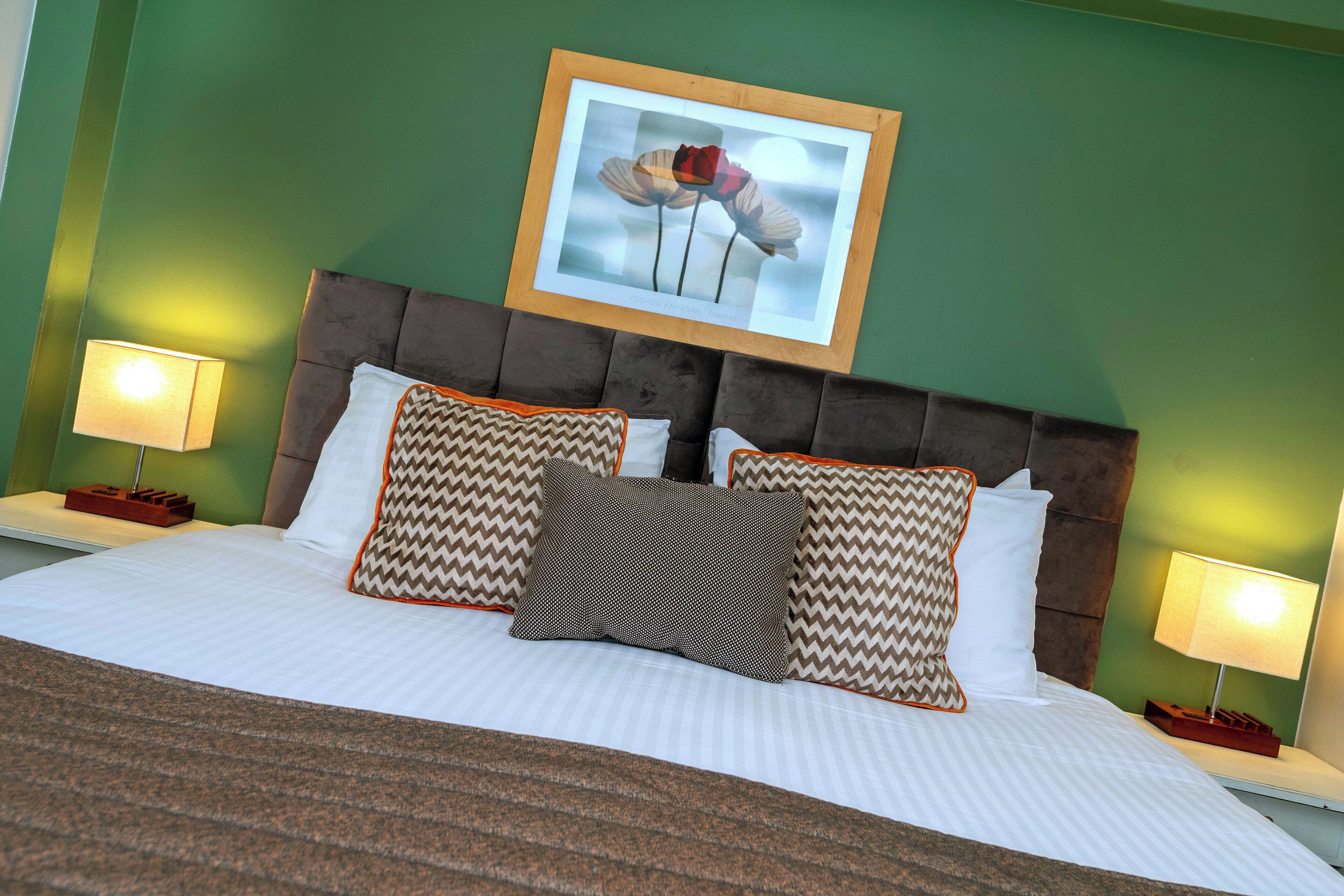 1 bedroom, hypo-allergenic bedding, desk, laptop workspace