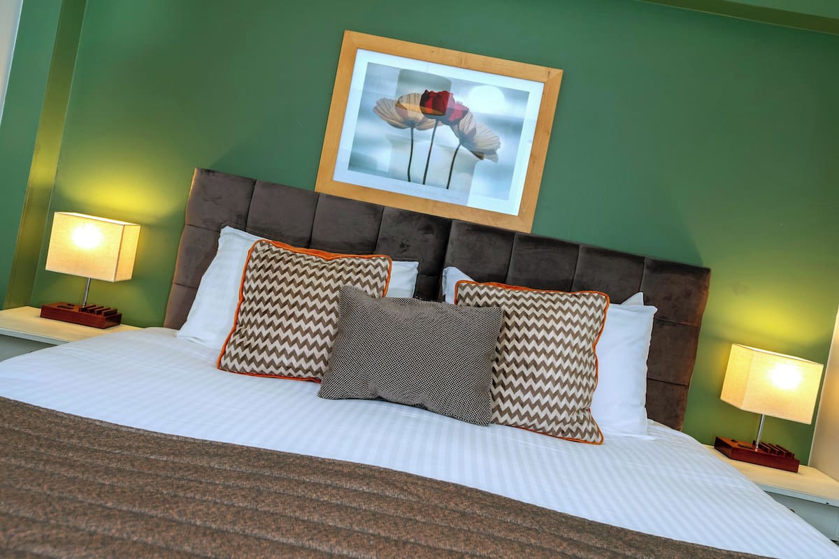 1 bedroom, hypo-allergenic bedding, desk, laptop workspace