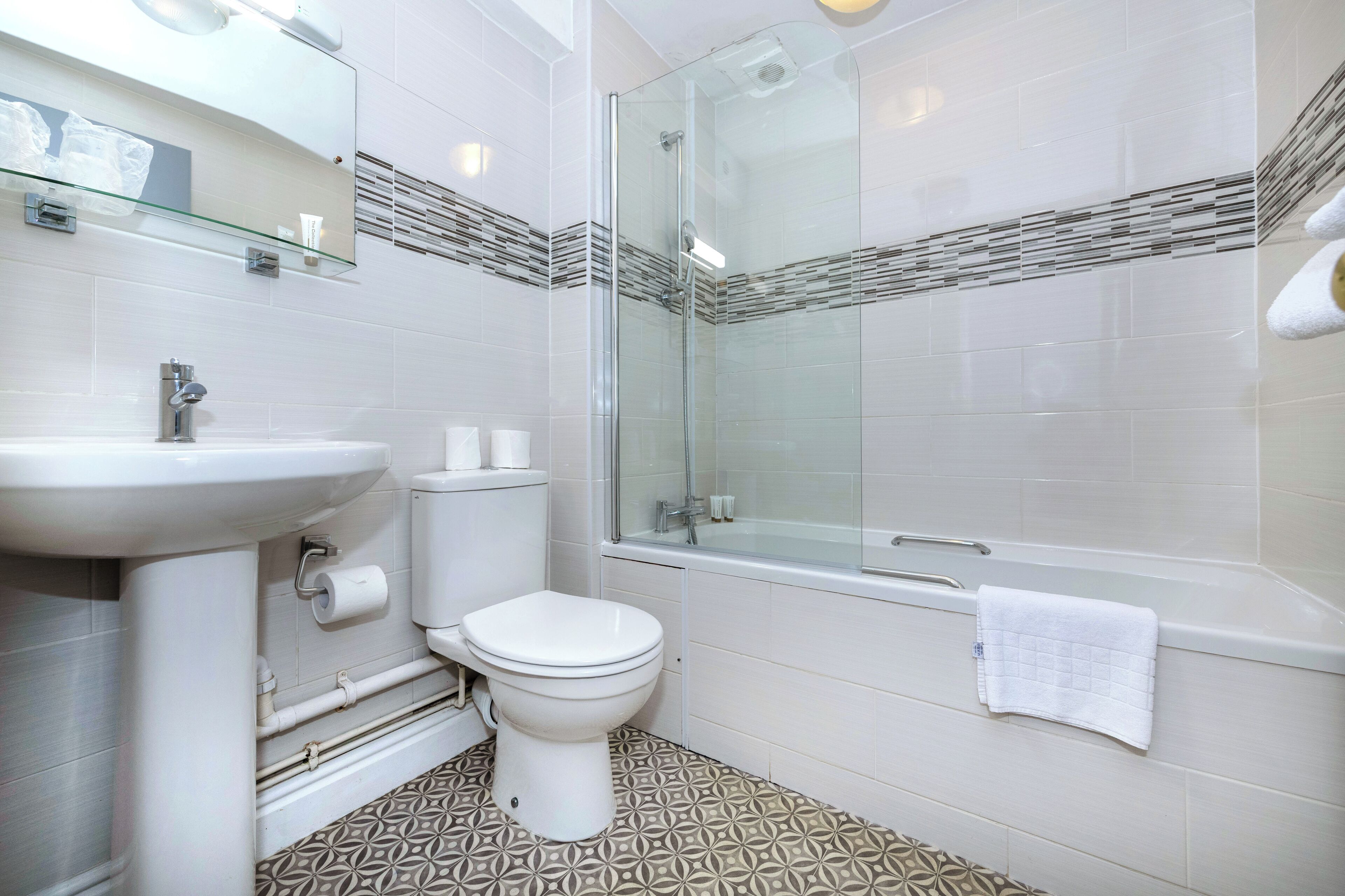 standard single room, ensuite | bathroom | combined shower/bathtub, free toiletries, hair dryer, towels