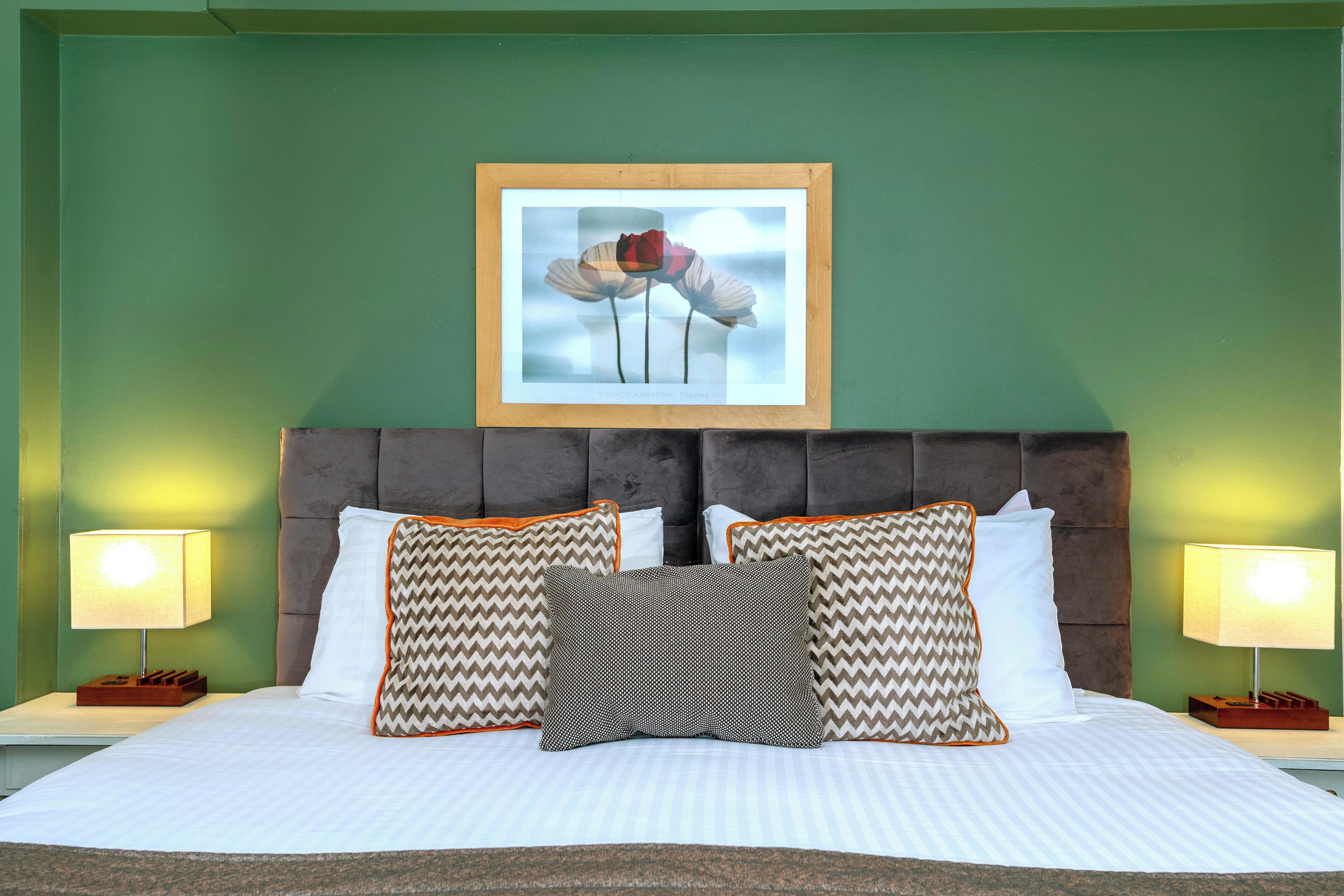 1 bedroom, hypo-allergenic bedding, desk, laptop workspace