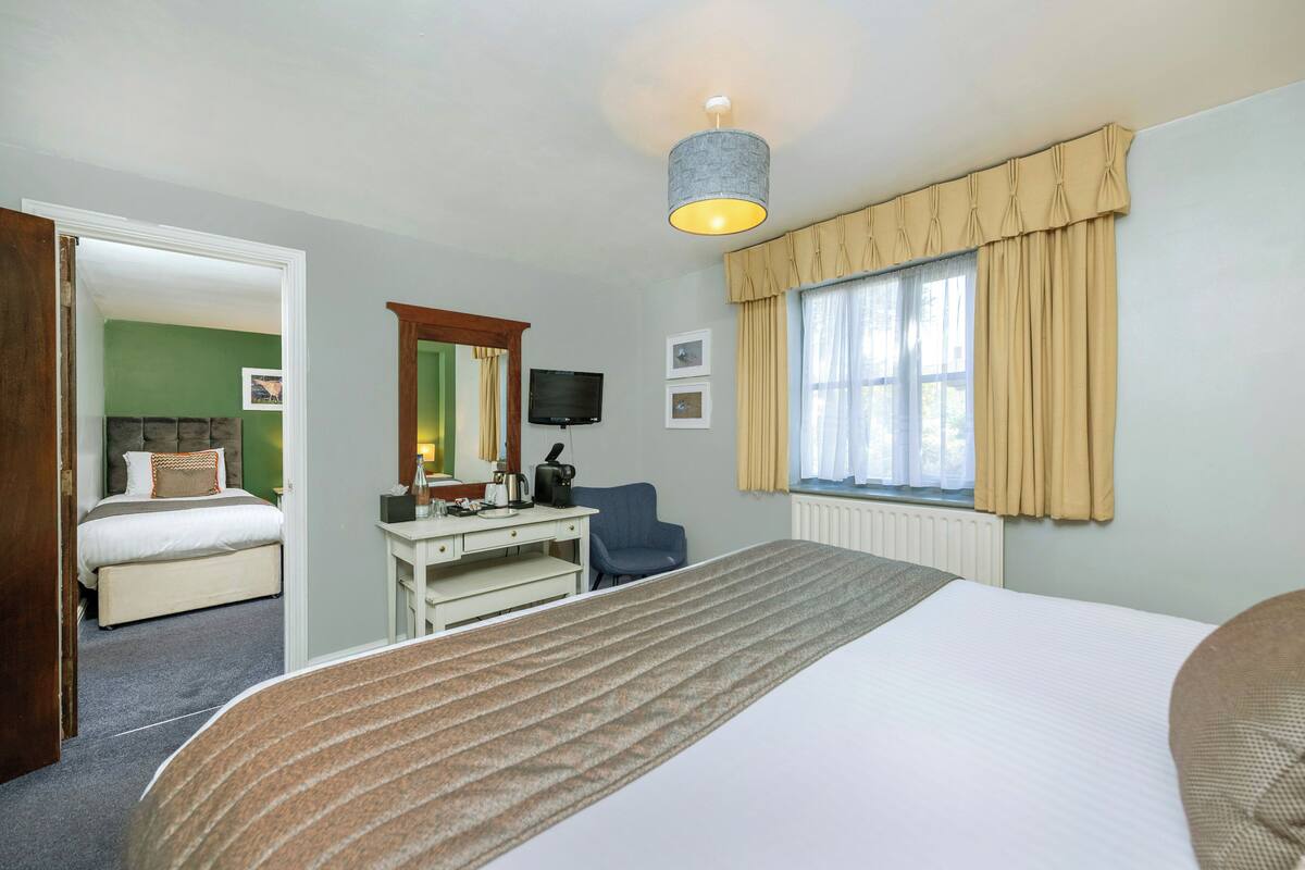 family room, ensuite, courtyard view | 1 bedroom, hypo-allergenic bedding, desk, laptop workspace